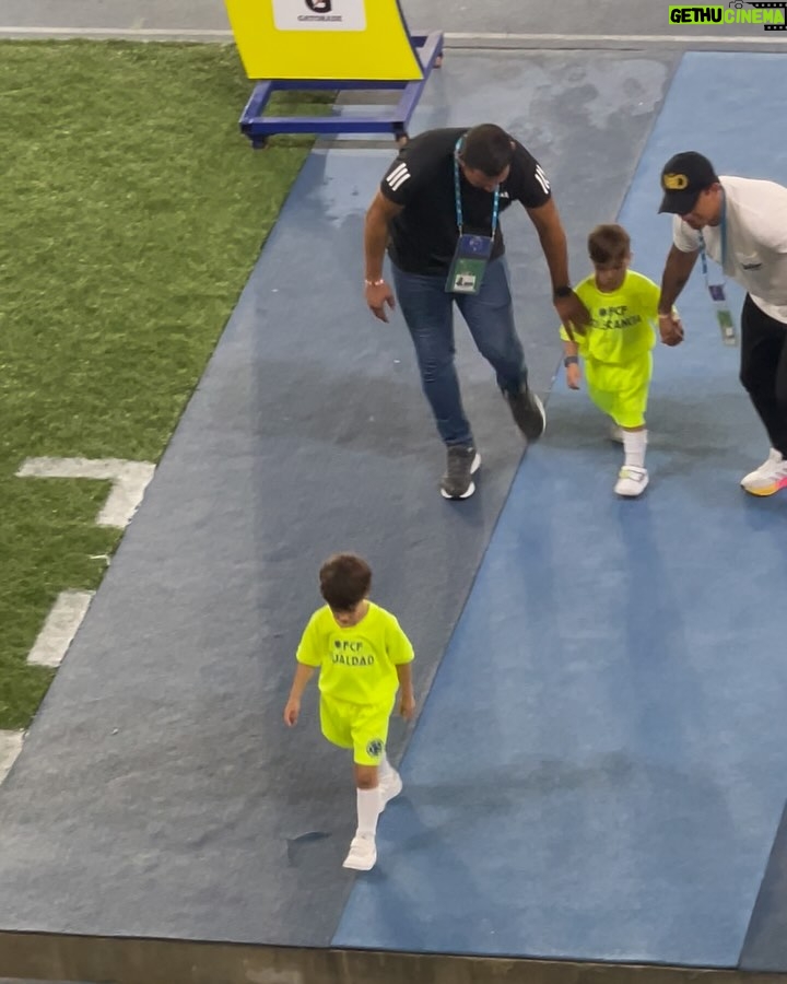 Daniella Donado - 33.3K Likes - Mezcla de sentimientos, porque a pesar del resultado, mi hijo vivió una de las mejores noches de su vida.
#mamaorgullosa