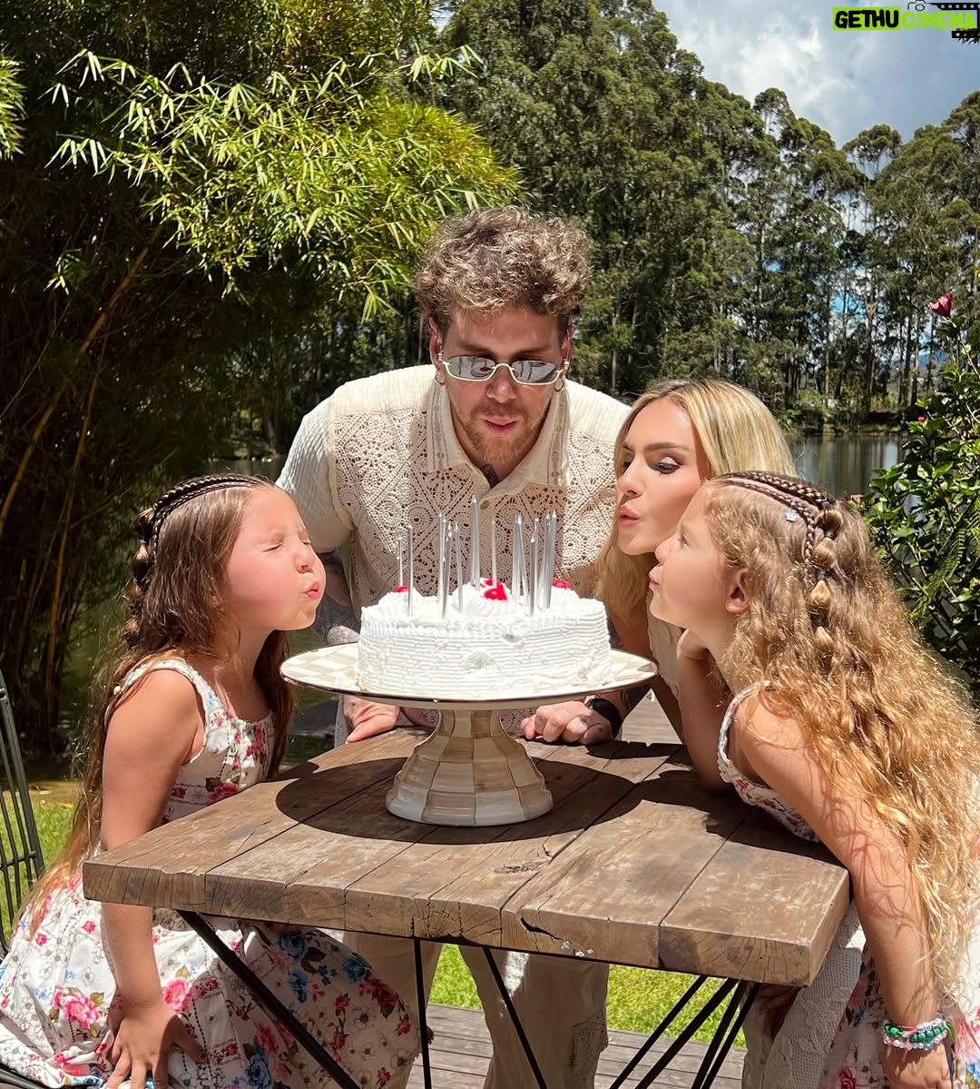 Danielle Arciniegas - 25.9K Likes - Que privilegiados los que estamos a tu lado, conocer y estar tan cerca de un corazón como el tuyo, noble y lleno de amor para ti y los demĆ”s es hermoso. Eres la persona mĆ”s positiva que conozco, aĆŗn en los momentos de oscuridad iluminas todo. Tienes el alma de niƱo intacta, y eso hace que seas trasparente con el mundo. Siempre he leĆdo sobre la Fe, trato todos los dĆas de alimentarla, un dĆa abrĆ los ojos y me di cuenta que tĆŗ eres el reflejo de lo que es tenerla. Cuantas veces me haces llorar en el dĆa? MUCHAS!!!! Por que mi agradecimiento con Dios al tenerte es infinito. y verte soƱando lo es todoo. FELIZ CUMPLEAĆOS al niƱo mĆ”s amado, al niƱo de mi casa. FELIZ CUMPLEAĆOS AL NIĆO MĆOš¤ TE AMAMOS INFINITO š¤ @dimpiso21
@zonae_events
@aguabenditasw
