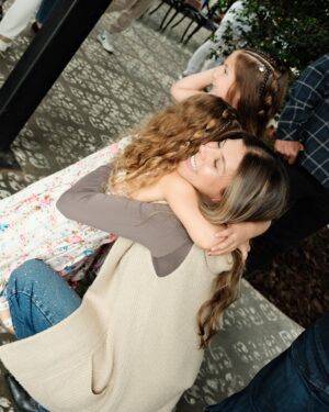 Danielle Arciniegas Instagram - Que privilegiados los que estamos a tu lado, conocer y estar tan cerca de un corazón como el tuyo, noble y lleno de amor para ti y los demás es hermoso. Eres la persona más positiva que conozco, aún en los momentos de oscuridad iluminas todo.  Tienes el alma de niño intacta, y eso hace que seas trasparente con el mundo. Siempre he leído sobre la Fe, trato todos los días de alimentarla, un día abrí los ojos y me di cuenta que tú eres el reflejo de lo que es tenerla. Cuantas veces me haces llorar en el día? MUCHAS!!!! Por que mi agradecimiento con Dios al tenerte es infinito. y verte soñando lo es todoo. FELIZ CUMPLEAÑOS al niño más amado, al niño de mi casa. FELIZ CUMPLEAÑOS AL NIÑO MÍO🤍  TE AMAMOS INFINITO 🤍 @dimpiso21 

@zonae_events 
@aguabenditasw