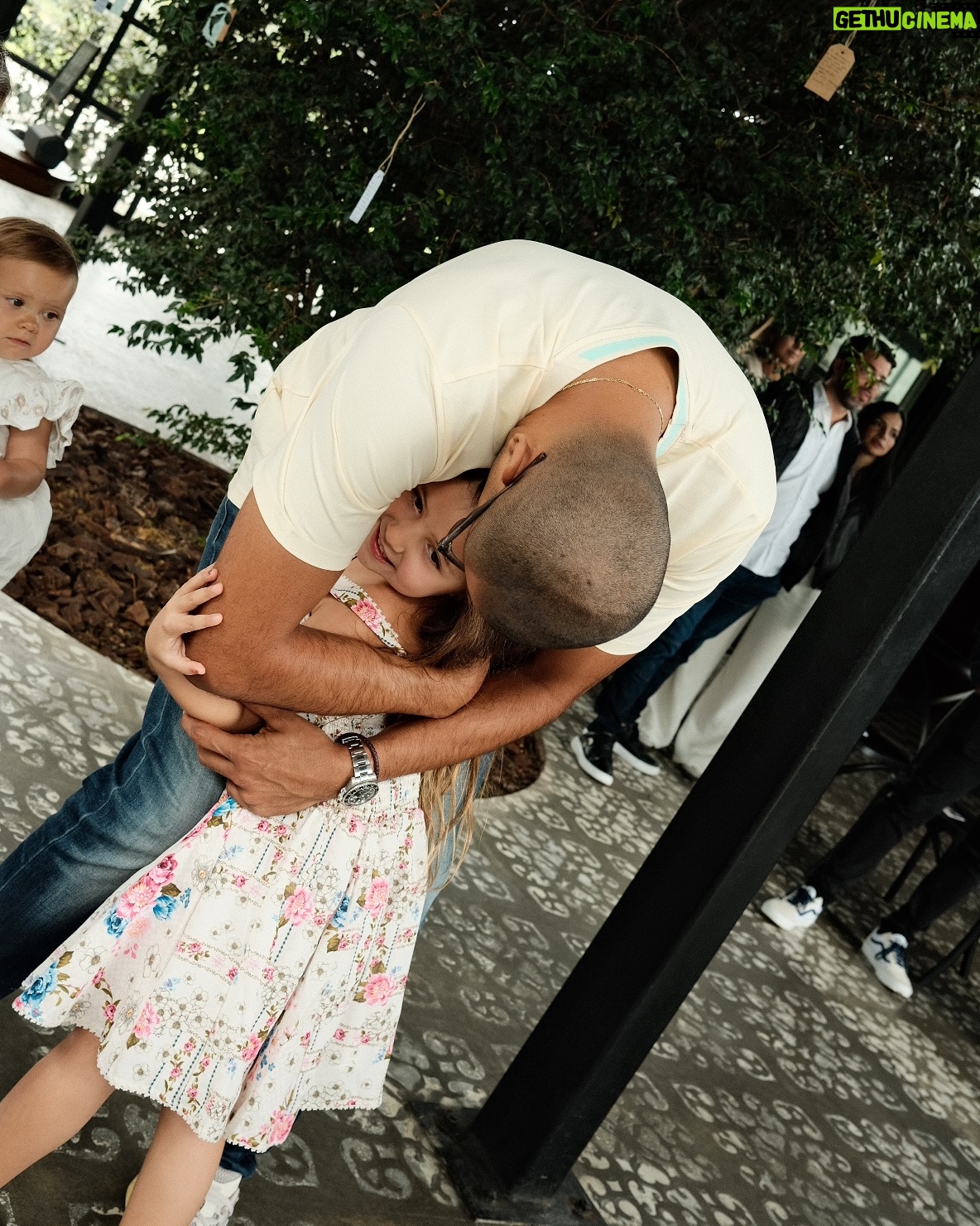 Danielle Arciniegas - 25.9K Likes - Que privilegiados los que estamos a tu lado, conocer y estar tan cerca de un corazón como el tuyo, noble y lleno de amor para ti y los demĆ”s es hermoso. Eres la persona mĆ”s positiva que conozco, aĆŗn en los momentos de oscuridad iluminas todo. Tienes el alma de niƱo intacta, y eso hace que seas trasparente con el mundo. Siempre he leĆdo sobre la Fe, trato todos los dĆas de alimentarla, un dĆa abrĆ los ojos y me di cuenta que tĆŗ eres el reflejo de lo que es tenerla. Cuantas veces me haces llorar en el dĆa? MUCHAS!!!! Por que mi agradecimiento con Dios al tenerte es infinito. y verte soƱando lo es todoo. FELIZ CUMPLEAĆOS al niƱo mĆ”s amado, al niƱo de mi casa. FELIZ CUMPLEAĆOS AL NIĆO MĆOš¤ TE AMAMOS INFINITO š¤ @dimpiso21
@zonae_events
@aguabenditasw