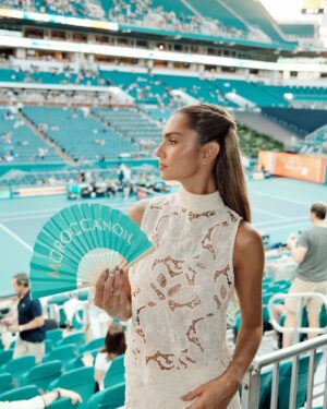 Danielle Arciniegas Instagram - Por primera vez en el M I A MI • O P E N @miamiopen y realmente la experiencia fue mágica y cómo no si @moroccanoil_latam me consintió todo el tiempo🩵