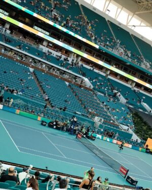 Danielle Arciniegas Instagram - Por primera vez en el M I A MI • O P E N @miamiopen y realmente la experiencia fue mágica y cómo no si @moroccanoil_latam me consintió todo el tiempo🩵