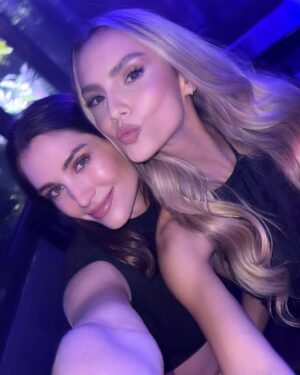 Danielle Arciniegas Instagram - La noche de ayer fue más de lo que soñamos junto con mi equipo @dimpiso21 Las llamadas y los mensajes de hoy nos dejan sin palabras. GRACIAS GRACIAS GRACIA. Estamos listos este 7 de marzo MAÑANA Para recibirlos en @4.40liverooftop para que disfrutemos de LA MEJOR FIESTA LATINA DE TODO MIAMI. Los amamos🤍

@blesshs.col 
@ellebydanielle 
@forevermumsy 
@isleny_a_a
