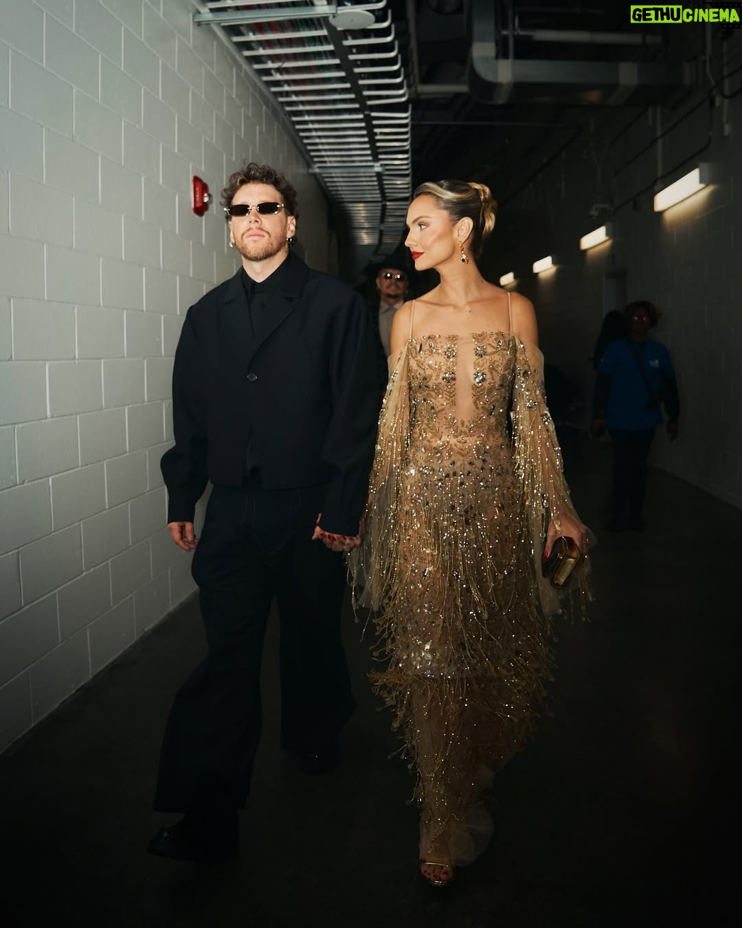 Danielle Arciniegas - 22.4K Likes - Haciendo equipo en la noche de estrellas de @univision para @premiolonuestro haciendo equipo en la vida, haciendo equipo para cumplir nuestros sueƱos, simplemente⦠HACIENDO UN GRAN EQUIPO TU Y YO PARA SIEMPREš¤ TE AMO DATE cantaste hermoso anoche @dimpiso21
Mi Team Amadoš¤
@beatrizcamacho3
@wishfinejewelry
@gucci
@dayannagarciaruiz
@nandaquero
@agens_stylist
@isleny_a_a