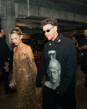 Danielle Arciniegas Instagram - Haciendo equipo en la noche de estrellas de @univision para @premiolonuestro haciendo equipo en la vida, haciendo equipo para cumplir nuestros sueños, simplemente… HACIENDO UN GRAN EQUIPO TU Y YO PARA SIEMPRE🤍 TE AMO DATE cantaste hermoso anoche @dimpiso21

Mi Team Amado🤍
@beatrizcamacho3 
@wishfinejewelry 
@gucci 
@dayannagarciaruiz 
@nandaquero 
@agens_stylist 
@isleny_a_a