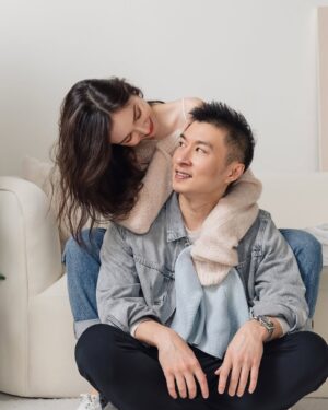 Dara Hanfman Instagram - 幸福就是由這些意外小驚喜組成的👶🏻

昨天專訪被問到懷孕後最開心最感動的事情？
答案是發現懷孕跟知道是妹妹的時候老公都在我旁邊！

港台雖然很近我們也都飛來飛去
但從不敢幻想這些時刻能在同個地方
因為這只是我們選擇的生活不是誰的錯
而不要過多期待就不會失望了！

但很剛好發現肚子裡的小不點的那天老公在旁邊
而意外知道妹妹性別的那天老公竟然一起去產檢
現在回想起來都覺得這種平凡的日常真的有夠幸福！

未來還會有很多這樣驚喜的時刻等著我們三個人🩷