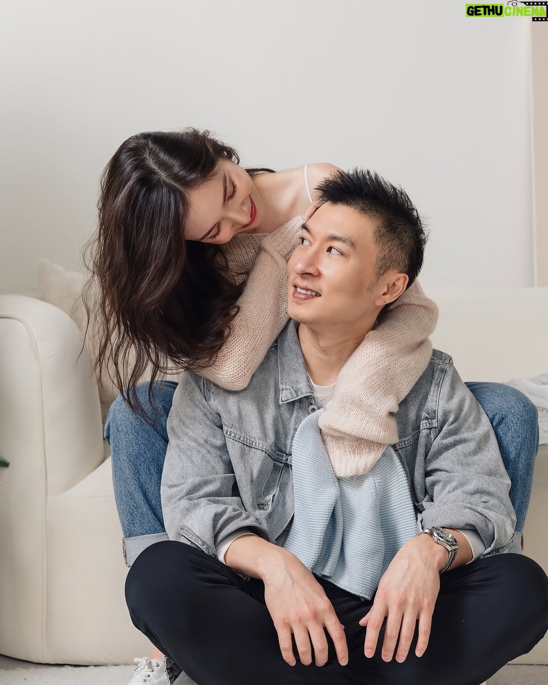 Dara Hanfman - 2.1K Likes - 幸福就是由這些意外小驚喜組成的👶🏻
昨天專訪被問到懷孕後最開心最感動的事情?
答案是發現懷孕跟知道是妹妹的時候老公都在我旁邊!
港台雖然很近我們也都飛來飛去
但從不敢幻想這些時刻能在同個地方
因為這只是我們選擇的生活不是誰的錯
而不要過多期待就不會失望了!
但很剛好發現肚子裡的小不點的那天老公在旁邊
而意外知道妹妹性別的那天老公竟然一起去產檢
現在回想起來都覺得這種平凡的日常真的有夠幸福!
未來還會有很多這樣驚喜的時刻等著我們三個人🩷