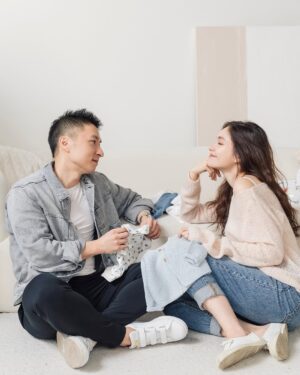 Dara Hanfman Instagram - 幸福就是由這些意外小驚喜組成的👶🏻

昨天專訪被問到懷孕後最開心最感動的事情？
答案是發現懷孕跟知道是妹妹的時候老公都在我旁邊！

港台雖然很近我們也都飛來飛去
但從不敢幻想這些時刻能在同個地方
因為這只是我們選擇的生活不是誰的錯
而不要過多期待就不會失望了！

但很剛好發現肚子裡的小不點的那天老公在旁邊
而意外知道妹妹性別的那天老公竟然一起去產檢
現在回想起來都覺得這種平凡的日常真的有夠幸福！

未來還會有很多這樣驚喜的時刻等著我們三個人🩷