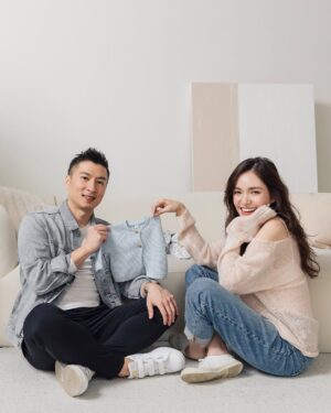 Dara Hanfman Instagram - 幸福就是由這些意外小驚喜組成的👶🏻

昨天專訪被問到懷孕後最開心最感動的事情？
答案是發現懷孕跟知道是妹妹的時候老公都在我旁邊！

港台雖然很近我們也都飛來飛去
但從不敢幻想這些時刻能在同個地方
因為這只是我們選擇的生活不是誰的錯
而不要過多期待就不會失望了！

但很剛好發現肚子裡的小不點的那天老公在旁邊
而意外知道妹妹性別的那天老公竟然一起去產檢
現在回想起來都覺得這種平凡的日常真的有夠幸福！

未來還會有很多這樣驚喜的時刻等著我們三個人🩷