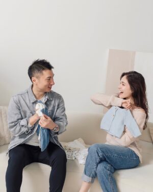 Dara Hanfman Instagram - 幸福就是由這些意外小驚喜組成的👶🏻

昨天專訪被問到懷孕後最開心最感動的事情？
答案是發現懷孕跟知道是妹妹的時候老公都在我旁邊！

港台雖然很近我們也都飛來飛去
但從不敢幻想這些時刻能在同個地方
因為這只是我們選擇的生活不是誰的錯
而不要過多期待就不會失望了！

但很剛好發現肚子裡的小不點的那天老公在旁邊
而意外知道妹妹性別的那天老公竟然一起去產檢
現在回想起來都覺得這種平凡的日常真的有夠幸福！

未來還會有很多這樣驚喜的時刻等著我們三個人🩷