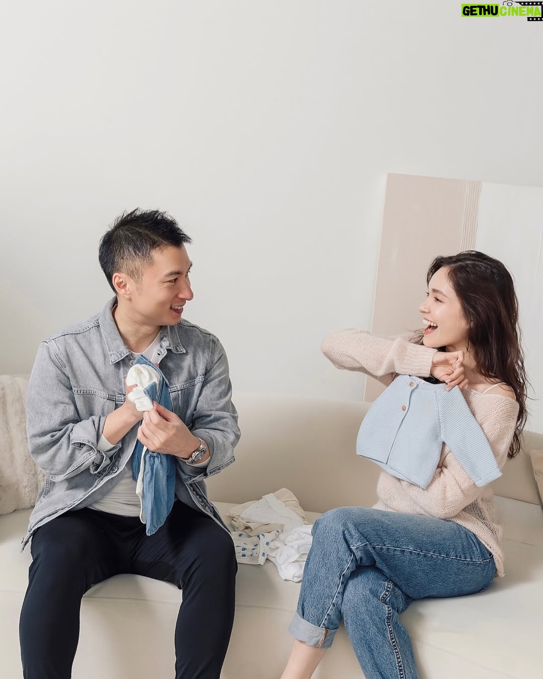 Dara Hanfman - 2.1K Likes - 幸福就是由這些意外小驚喜組成的👶🏻
昨天專訪被問到懷孕後最開心最感動的事情?
答案是發現懷孕跟知道是妹妹的時候老公都在我旁邊!
港台雖然很近我們也都飛來飛去
但從不敢幻想這些時刻能在同個地方
因為這只是我們選擇的生活不是誰的錯
而不要過多期待就不會失望了!
但很剛好發現肚子裡的小不點的那天老公在旁邊
而意外知道妹妹性別的那天老公竟然一起去產檢
現在回想起來都覺得這種平凡的日常真的有夠幸福!
未來還會有很多這樣驚喜的時刻等著我們三個人🩷