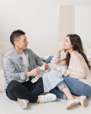 Dara Hanfman Instagram - 幸福就是由這些意外小驚喜組成的👶🏻

昨天專訪被問到懷孕後最開心最感動的事情？
答案是發現懷孕跟知道是妹妹的時候老公都在我旁邊！

港台雖然很近我們也都飛來飛去
但從不敢幻想這些時刻能在同個地方
因為這只是我們選擇的生活不是誰的錯
而不要過多期待就不會失望了！

但很剛好發現肚子裡的小不點的那天老公在旁邊
而意外知道妹妹性別的那天老公竟然一起去產檢
現在回想起來都覺得這種平凡的日常真的有夠幸福！

未來還會有很多這樣驚喜的時刻等著我們三個人🩷