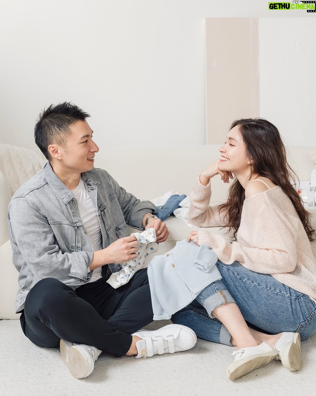 Dara Hanfman - 2.1K Likes - 幸福就是由這些意外小驚喜組成的👶🏻
昨天專訪被問到懷孕後最開心最感動的事情?
答案是發現懷孕跟知道是妹妹的時候老公都在我旁邊!
港台雖然很近我們也都飛來飛去
但從不敢幻想這些時刻能在同個地方
因為這只是我們選擇的生活不是誰的錯
而不要過多期待就不會失望了!
但很剛好發現肚子裡的小不點的那天老公在旁邊
而意外知道妹妹性別的那天老公竟然一起去產檢
現在回想起來都覺得這種平凡的日常真的有夠幸福!
未來還會有很多這樣驚喜的時刻等著我們三個人🩷