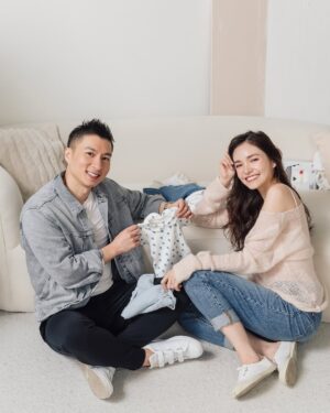 Dara Hanfman Instagram - 幸福就是由這些意外小驚喜組成的👶🏻

昨天專訪被問到懷孕後最開心最感動的事情？
答案是發現懷孕跟知道是妹妹的時候老公都在我旁邊！

港台雖然很近我們也都飛來飛去
但從不敢幻想這些時刻能在同個地方
因為這只是我們選擇的生活不是誰的錯
而不要過多期待就不會失望了！

但很剛好發現肚子裡的小不點的那天老公在旁邊
而意外知道妹妹性別的那天老公竟然一起去產檢
現在回想起來都覺得這種平凡的日常真的有夠幸福！

未來還會有很多這樣驚喜的時刻等著我們三個人🩷