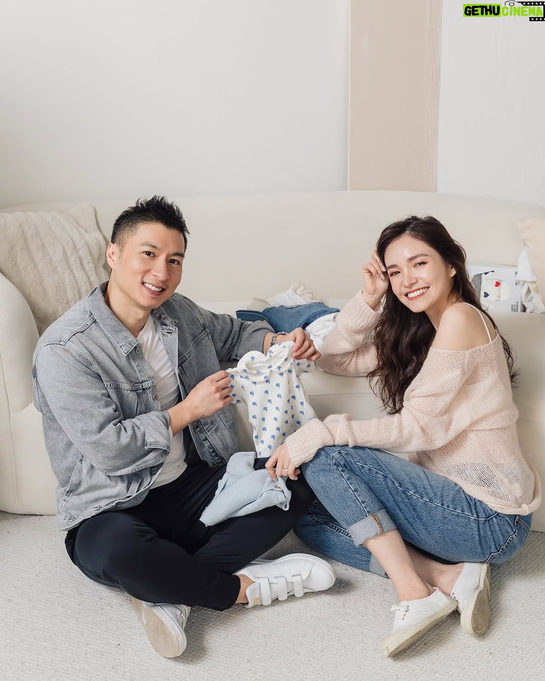 Dara Hanfman - 2.1K Likes - 幸福就是由這些意外小驚喜組成的👶🏻
昨天專訪被問到懷孕後最開心最感動的事情?
答案是發現懷孕跟知道是妹妹的時候老公都在我旁邊!
港台雖然很近我們也都飛來飛去
但從不敢幻想這些時刻能在同個地方
因為這只是我們選擇的生活不是誰的錯
而不要過多期待就不會失望了!
但很剛好發現肚子裡的小不點的那天老公在旁邊
而意外知道妹妹性別的那天老公竟然一起去產檢
現在回想起來都覺得這種平凡的日常真的有夠幸福!
未來還會有很多這樣驚喜的時刻等著我們三個人🩷