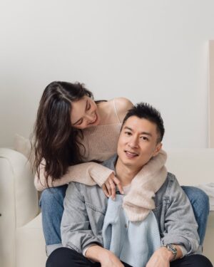 Dara Hanfman Instagram - 幸福就是由這些意外小驚喜組成的👶🏻

昨天專訪被問到懷孕後最開心最感動的事情？
答案是發現懷孕跟知道是妹妹的時候老公都在我旁邊！

港台雖然很近我們也都飛來飛去
但從不敢幻想這些時刻能在同個地方
因為這只是我們選擇的生活不是誰的錯
而不要過多期待就不會失望了！

但很剛好發現肚子裡的小不點的那天老公在旁邊
而意外知道妹妹性別的那天老公竟然一起去產檢
現在回想起來都覺得這種平凡的日常真的有夠幸福！

未來還會有很多這樣驚喜的時刻等著我們三個人🩷