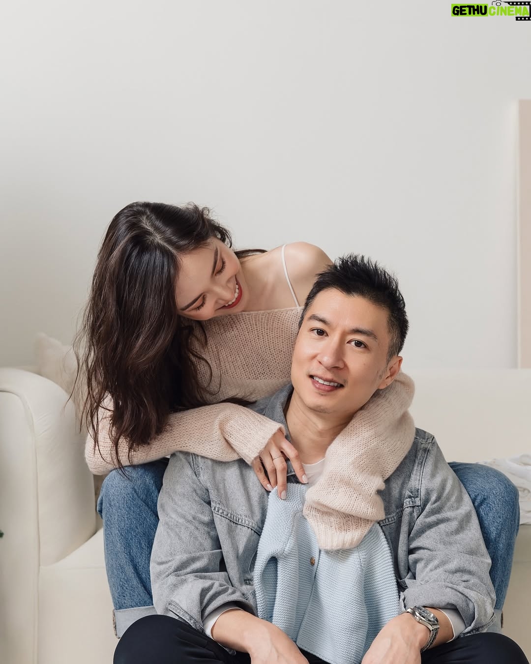 Dara Hanfman - 2.1K Likes - 幸福就是由這些意外小驚喜組成的👶🏻
昨天專訪被問到懷孕後最開心最感動的事情?
答案是發現懷孕跟知道是妹妹的時候老公都在我旁邊!
港台雖然很近我們也都飛來飛去
但從不敢幻想這些時刻能在同個地方
因為這只是我們選擇的生活不是誰的錯
而不要過多期待就不會失望了!
但很剛好發現肚子裡的小不點的那天老公在旁邊
而意外知道妹妹性別的那天老公竟然一起去產檢
現在回想起來都覺得這種平凡的日常真的有夠幸福!
未來還會有很多這樣驚喜的時刻等著我們三個人🩷