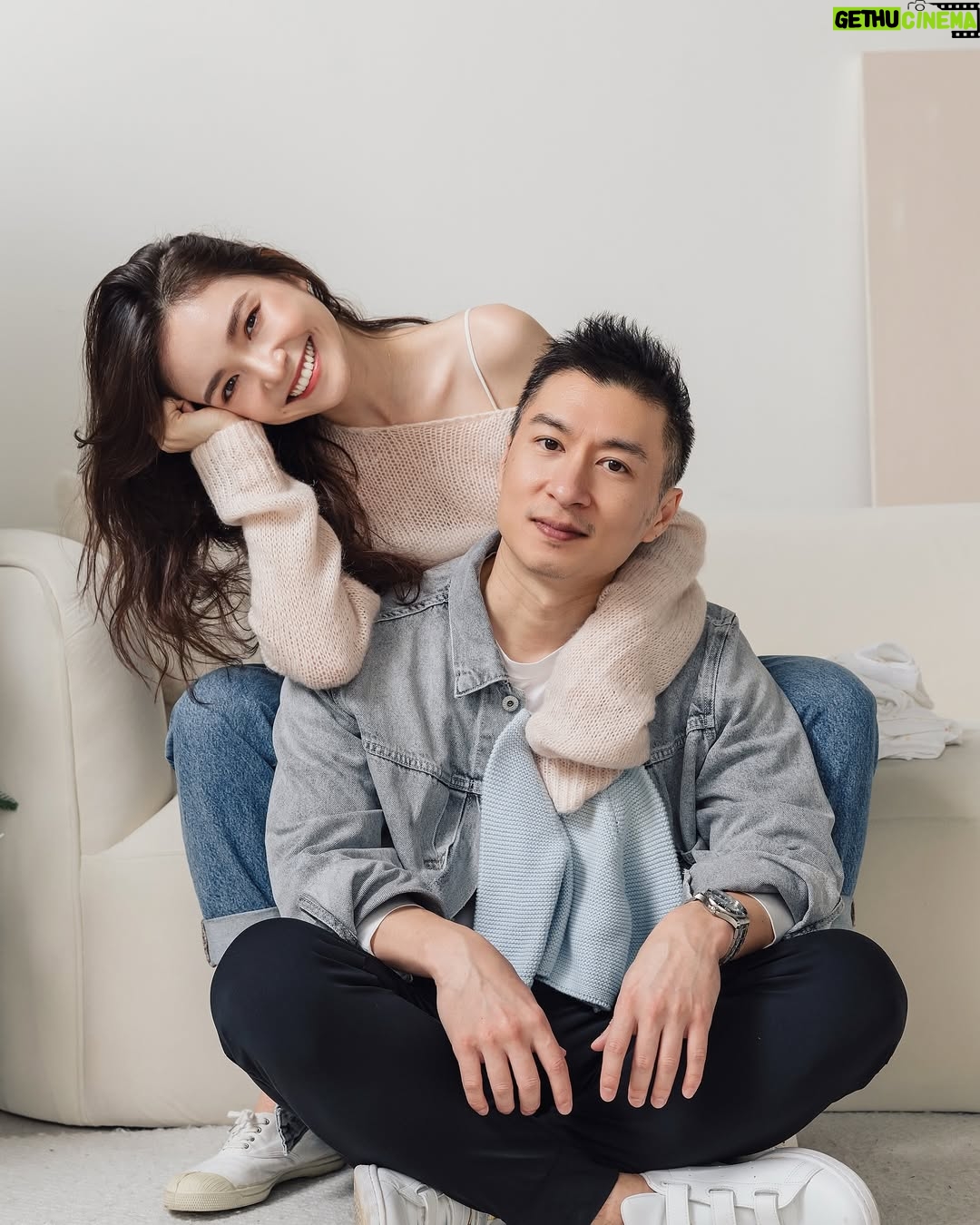 Dara Hanfman - 2.1K Likes - 幸福就是由這些意外小驚喜組成的👶🏻
昨天專訪被問到懷孕後最開心最感動的事情?
答案是發現懷孕跟知道是妹妹的時候老公都在我旁邊!
港台雖然很近我們也都飛來飛去
但從不敢幻想這些時刻能在同個地方
因為這只是我們選擇的生活不是誰的錯
而不要過多期待就不會失望了!
但很剛好發現肚子裡的小不點的那天老公在旁邊
而意外知道妹妹性別的那天老公竟然一起去產檢
現在回想起來都覺得這種平凡的日常真的有夠幸福!
未來還會有很多這樣驚喜的時刻等著我們三個人🩷
