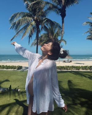 Dara Hanfman Instagram - 寶寶蜜月住宿🫶🏻

這次住在離市區遠一點點的Danang Marriott Resort & Spa
最喜歡的地方就是他們的私人沙灘～
因為離鬧區有些距離安靜又乾淨只有住客超級喜歡！
我跟先生平均每天都在海邊曬超過3個小時🫶🏻
另外這次意外被升等海邊第一排的一樓客房～
一早起來可以直接拉開窗簾看日出全世界最幸福！

之後帶女兒再來一次爸爸媽媽最喜歡的峴港💋
