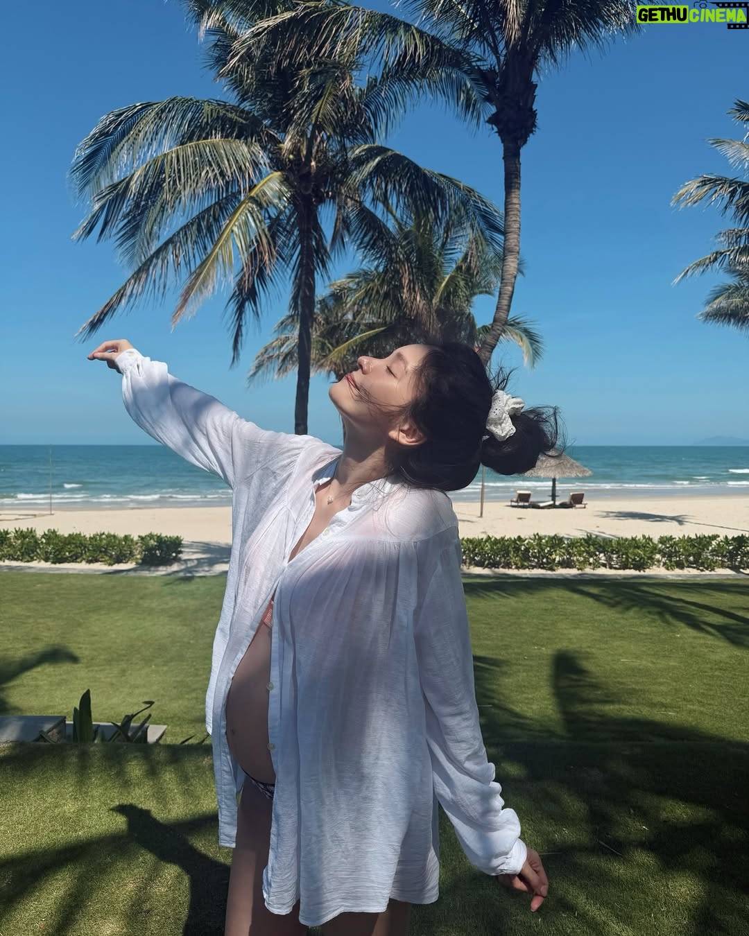 Dara Hanfman - 2.6K Likes - 寶寶蜜月住宿🫶🏻
這次住在離市區遠一點點的Danang Marriott Resort & Spa
最喜歡的地方就是他們的私人沙灘~
因為離鬧區有些距離安靜又乾淨只有住客超級喜歡!
我跟先生平均每天都在海邊曬超過3個小時🫶🏻
另外這次意外被升等海邊第一排的一樓客房~
一早起來可以直接拉開窗簾看日出全世界最幸福!
之後帶女兒再來一次爸爸媽媽最喜歡的峴港💋