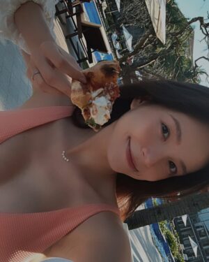 Dara Hanfman Instagram - 寶寶蜜月住宿🫶🏻

這次住在離市區遠一點點的Danang Marriott Resort & Spa
最喜歡的地方就是他們的私人沙灘～
因為離鬧區有些距離安靜又乾淨只有住客超級喜歡！
我跟先生平均每天都在海邊曬超過3個小時🫶🏻
另外這次意外被升等海邊第一排的一樓客房～
一早起來可以直接拉開窗簾看日出全世界最幸福！

之後帶女兒再來一次爸爸媽媽最喜歡的峴港💋