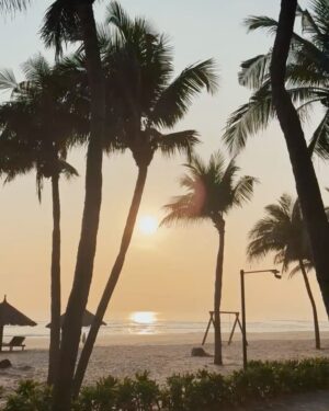 Dara Hanfman Instagram - 寶寶蜜月住宿🫶🏻

這次住在離市區遠一點點的Danang Marriott Resort & Spa
最喜歡的地方就是他們的私人沙灘～
因為離鬧區有些距離安靜又乾淨只有住客超級喜歡！
我跟先生平均每天都在海邊曬超過3個小時🫶🏻
另外這次意外被升等海邊第一排的一樓客房～
一早起來可以直接拉開窗簾看日出全世界最幸福！

之後帶女兒再來一次爸爸媽媽最喜歡的峴港💋