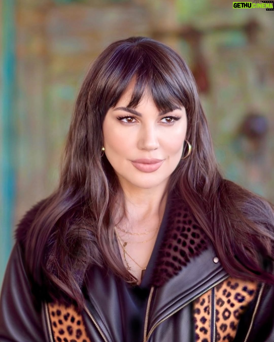 Darine Hamze - 8.7K Likes - من طلب الحق قرب من الله فهنيئاً لهم 🤍Darkness can’t drive out darkness, only light can do that.
قليلون هم الذين فطروا على تحمل الحقيقة وقولها.
لا يصبح الخطأ على وجه حق بسبب تضاعف الانتشار، ولا تصبح الحقيقة خطأ لأنّ لا أحد يراها.
الحق أفضل مدافع عن نفسه. شعاع الشمس لا يخفى، ونور الحق لا يطفأ.