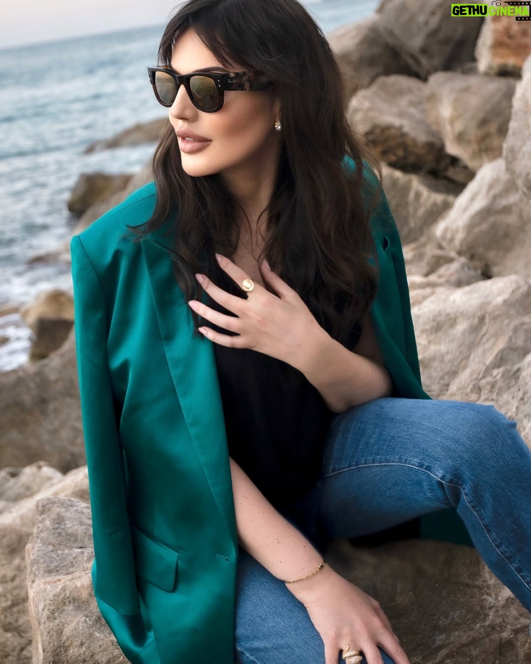 Darine Hamze - 5.3K Likes - Fake people are like mirrors, they reflect what they think you want to see. Keep them away, & stay authentic to your nature. I wish them healing &to stay miles away from me 🤣😉
لعيونكن ❤️ بلا فلتر.. بحبكن كتير (لمتابعيني المخلصين بس !🤍 والباقيين ما بهمني رأيكن 😝)
قررت اسمع للبحبوني و معكن حق صراحة للقالولي، "بكفينا المزيفين بحياتنا الحقيقية، ما ضروري نزيد فلتر للصور ونحنا اصلاً حلوين "🙏🏻❤️ صحيح.. بحبكن كتير 🥰