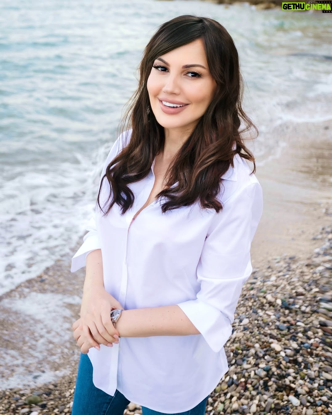 Darine Hamze - 12.4K Likes - What makes you laugh wholeheartedly..
شو الشي اللي دايماً بخليكن تضحكوا من كل قلبكن ؟ خبروني عن ضحكاتكن 🙃