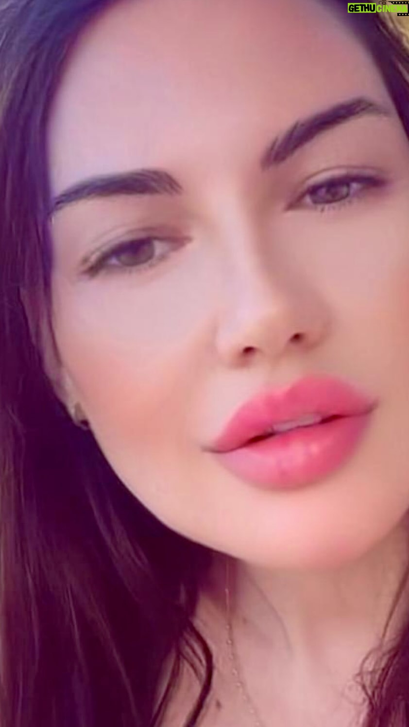 Darine Hamze - 4.8K Likes - Living on island time.. 🩵
حظ عطني وبالبحر ارمني 😄🏖️