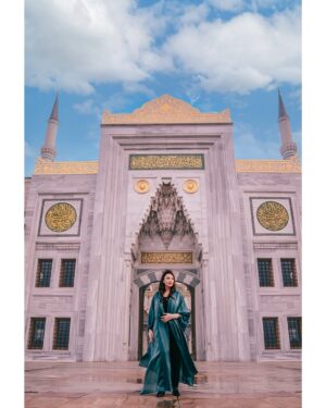Darine Hamze Instagram - Happy Mother’s Day… And to those in heaven, you live in us forever ♥️ 
كل عيد ام و امهاتكم بخير دائماً انشالله.. 
وفي عيد الام بالشهر الفضيل اهدي الفاتحة والصلوات على روح أمي وأبي ولأرواح جميع امهات اصدقائنا المتوفيات، رحمهم الله وجعل مثواهم الجنة ❤