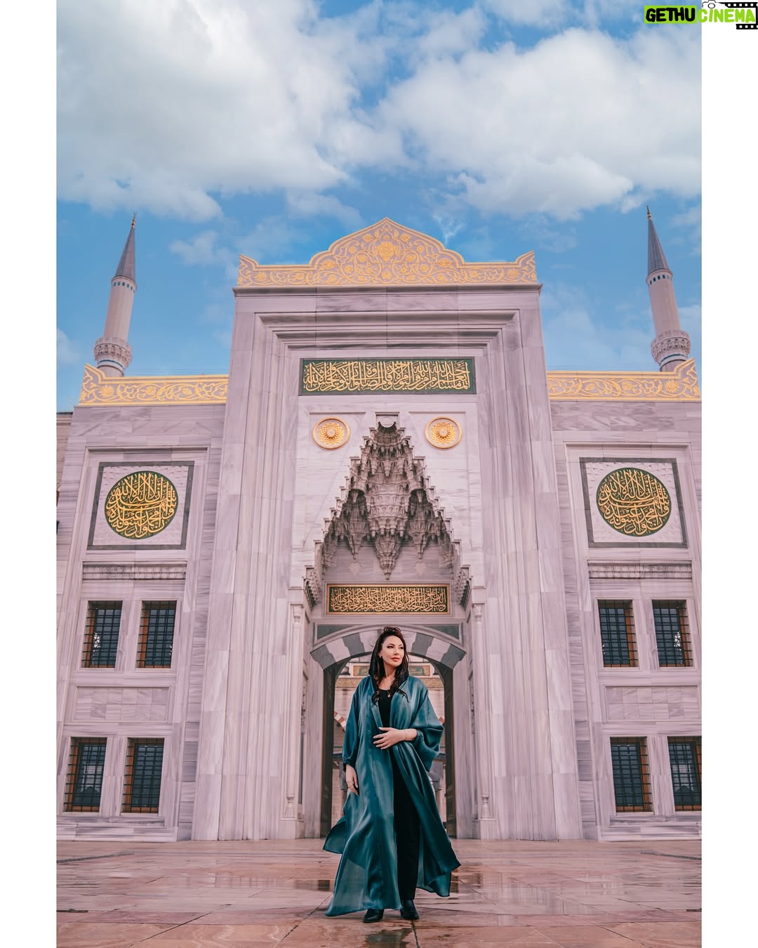 Darine Hamze - 4.7K Likes - Happy Mother’s Day… And to those in heaven, you live in us forever ♥️
كل عيد ام و امهاتكم بخير دائماً انشالله..
وفي عيد الام بالشهر الفضيل اهدي الفاتحة والصلوات على روح أمي وأبي ولأرواح جميع امهات اصدقائنا المتوفيات، رحمهم الله وجعل مثواهم الجنة ❤