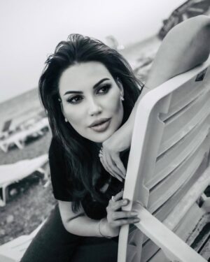Darine Hamze Instagram - We must look back at the past to learn from it, but keep moving forward to better path 🤍 ⏱️
‎فليذهب الماضي بخيره وشره وليأتنا الحاضر بما نريد