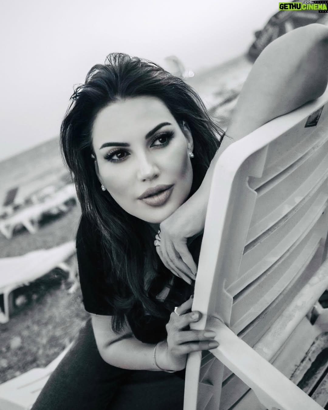 Darine Hamze - 9.5K Likes - We must look back at the past to learn from it, but keep moving forward to better path 🤍 ⏱️
فليذهب الماضي بخيره وشره وليأتنا الحاضر بما نريد