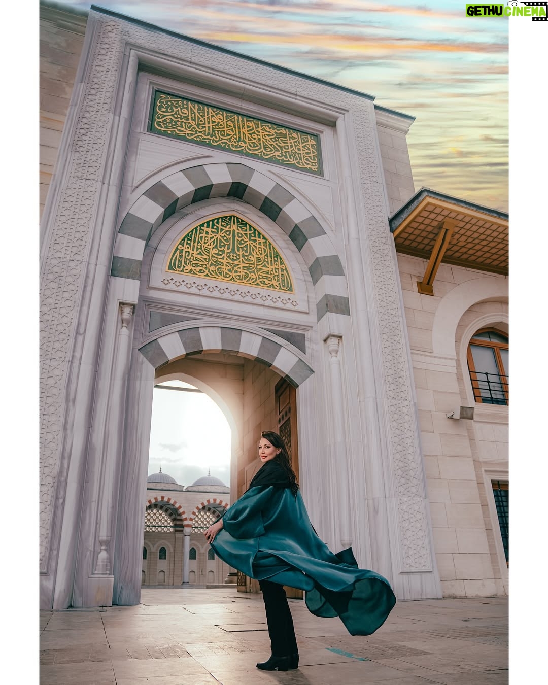 Darine Hamze - 4.7K Likes - Happy Mother’s Day… And to those in heaven, you live in us forever ♥️
كل عيد ام و امهاتكم بخير دائماً انشالله..
وفي عيد الام بالشهر الفضيل اهدي الفاتحة والصلوات على روح أمي وأبي ولأرواح جميع امهات اصدقائنا المتوفيات، رحمهم الله وجعل مثواهم الجنة ❤