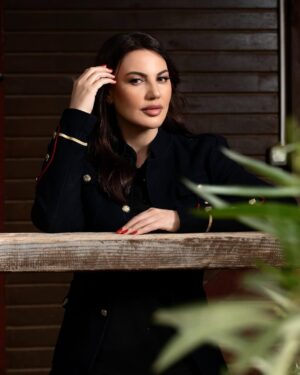 Darine Hamze Instagram - 🖤🖤🖤

Video / photo 📸 @oguzhangunesfilm
sLenses 👁️ Veronica by @haneennemer @haneennemer.shop 
Makeup 💄@makeup_arinamelnik 
Hair 💇🏻‍♀️ @marina.hair_antalya