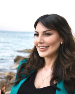 Darine Hamze Instagram - Hello, new adventures! 
2025 tips I found to stay happy 😄 Delete/ Mute/ Ignore/ Block out all the bad energy trash left from this year! Do it now 🤍♥️ 

نصيحة وجدتها في ٢٠٢٤ و ساكمل بها ل ٢٠٢٥ .. 
احذف من حياتك من يُسمعك كلاماً لا يسرك او يحاول ان يحبطك او حتى يضجرك.
احذف من حياتك كل من يحاول تغيير الوان حياتك  البهية او يبث حولك الطاقة السلبية و محاولة تشويه معالم حياتك بوجودهم بها..
احذف من حياتك من تحس انه يحسدك، سواء على مال او شهادة او رزق او حتى فرحة او ابتسامة .. احذف بلا رحمة ايين كان يحاول ان يغضبك او يحزنك وهو يمثل الطيبة وهو الصديق العدو. 

احذف احذف احذف بلا رحمة.. لتدع الطيبين فقط ياتون مكانهم! 🤍♥️