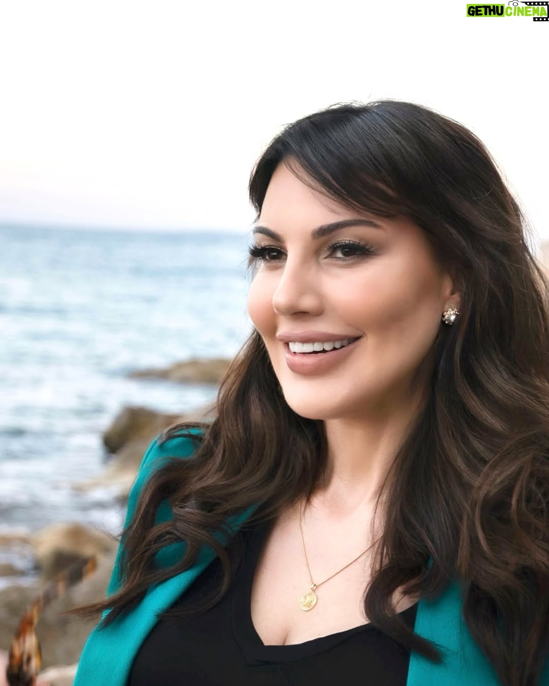 Darine Hamze - 5.5K Likes - Hello, new adventures!
2025 tips I found to stay happy 😄 Delete/ Mute/ Ignore/ Block out all the bad energy trash left from this year! Do it now 🤍♥️
نصيحة وجدتها في ٢٠٢٤ و ساكمل بها ل ٢٠٢٥ ..
احذف من حياتك من يُسمعك كلاماً لا يسرك او يحاول ان يحبطك او حتى يضجرك.
احذف من حياتك كل من يحاول تغيير الوان حياتك البهية او يبث حولك الطاقة السلبية و محاولة تشويه معالم حياتك بوجودهم بها..
احذف من حياتك من تحس انه يحسدك، سواء على مال او شهادة او رزق او حتى فرحة او ابتسامة .. احذف بلا رحمة ايين كان يحاول ان يغضبك او يحزنك وهو يمثل الطيبة وهو الصديق العدو.
احذف احذف احذف بلا رحمة.. لتدع الطيبين فقط ياتون مكانهم! 🤍♥️