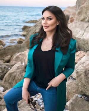 Darine Hamze Instagram - Hello, new adventures! 
2025 tips I found to stay happy 😄 Delete/ Mute/ Ignore/ Block out all the bad energy trash left from this year! Do it now 🤍♥️ 

نصيحة وجدتها في ٢٠٢٤ و ساكمل بها ل ٢٠٢٥ .. 
احذف من حياتك من يُسمعك كلاماً لا يسرك او يحاول ان يحبطك او حتى يضجرك.
احذف من حياتك كل من يحاول تغيير الوان حياتك  البهية او يبث حولك الطاقة السلبية و محاولة تشويه معالم حياتك بوجودهم بها..
احذف من حياتك من تحس انه يحسدك، سواء على مال او شهادة او رزق او حتى فرحة او ابتسامة .. احذف بلا رحمة ايين كان يحاول ان يغضبك او يحزنك وهو يمثل الطيبة وهو الصديق العدو. 

احذف احذف احذف بلا رحمة.. لتدع الطيبين فقط ياتون مكانهم! 🤍♥️