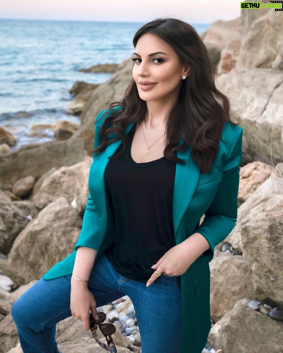 Darine Hamze - 5.5K Likes - Hello, new adventures!
2025 tips I found to stay happy 😄 Delete/ Mute/ Ignore/ Block out all the bad energy trash left from this year! Do it now 🤍♥️
نصيحة وجدتها في ٢٠٢٤ و ساكمل بها ل ٢٠٢٥ ..
احذف من حياتك من يُسمعك كلاماً لا يسرك او يحاول ان يحبطك او حتى يضجرك.
احذف من حياتك كل من يحاول تغيير الوان حياتك البهية او يبث حولك الطاقة السلبية و محاولة تشويه معالم حياتك بوجودهم بها..
احذف من حياتك من تحس انه يحسدك، سواء على مال او شهادة او رزق او حتى فرحة او ابتسامة .. احذف بلا رحمة ايين كان يحاول ان يغضبك او يحزنك وهو يمثل الطيبة وهو الصديق العدو.
احذف احذف احذف بلا رحمة.. لتدع الطيبين فقط ياتون مكانهم! 🤍♥️