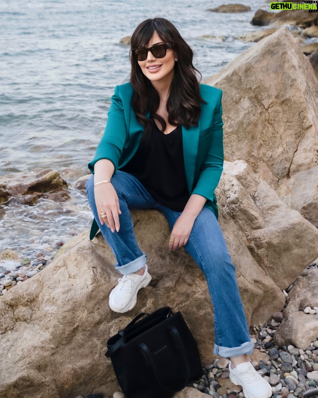 Darine Hamze - 5.3K Likes - Fake people are like mirrors, they reflect what they think you want to see. Keep them away, & stay authentic to your nature. I wish them healing &to stay miles away from me 🤣😉
لعيونكن ❤️ بلا فلتر.. بحبكن كتير (لمتابعيني المخلصين بس !🤍 والباقيين ما بهمني رأيكن 😝)
قررت اسمع للبحبوني و معكن حق صراحة للقالولي، "بكفينا المزيفين بحياتنا الحقيقية، ما ضروري نزيد فلتر للصور ونحنا اصلاً حلوين "🙏🏻❤️ صحيح.. بحبكن كتير 🥰