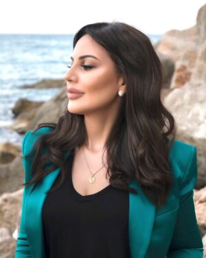 Darine Hamze Instagram - Hello, new adventures! 
2025 tips I found to stay happy 😄 Delete/ Mute/ Ignore/ Block out all the bad energy trash left from this year! Do it now 🤍♥️ 

نصيحة وجدتها في ٢٠٢٤ و ساكمل بها ل ٢٠٢٥ .. 
احذف من حياتك من يُسمعك كلاماً لا يسرك او يحاول ان يحبطك او حتى يضجرك.
احذف من حياتك كل من يحاول تغيير الوان حياتك  البهية او يبث حولك الطاقة السلبية و محاولة تشويه معالم حياتك بوجودهم بها..
احذف من حياتك من تحس انه يحسدك، سواء على مال او شهادة او رزق او حتى فرحة او ابتسامة .. احذف بلا رحمة ايين كان يحاول ان يغضبك او يحزنك وهو يمثل الطيبة وهو الصديق العدو. 

احذف احذف احذف بلا رحمة.. لتدع الطيبين فقط ياتون مكانهم! 🤍♥️