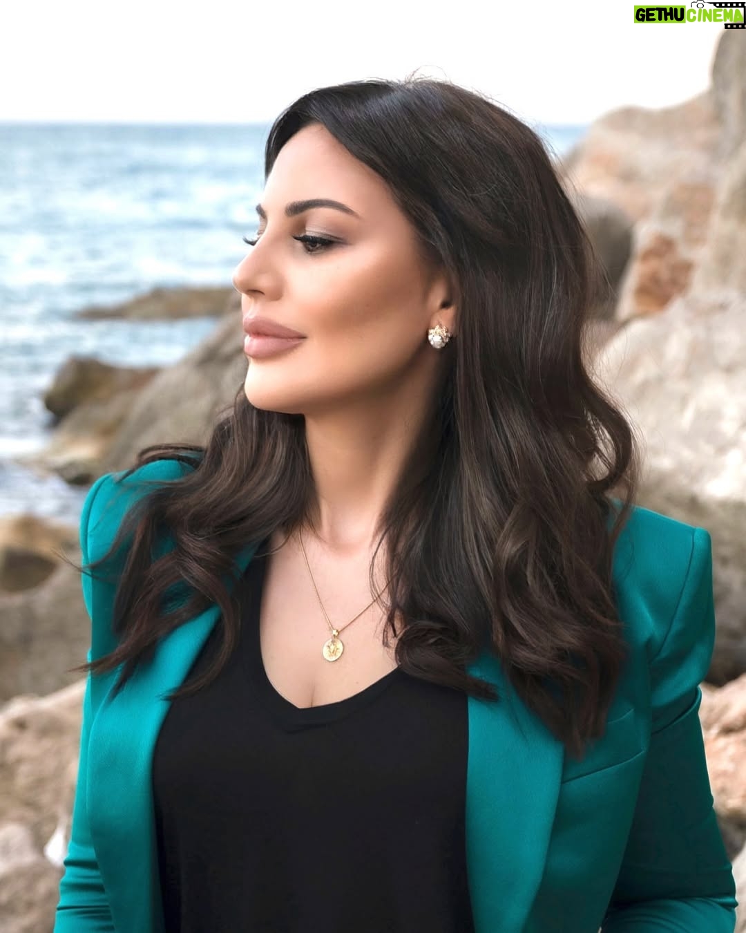 Darine Hamze - 5.5K Likes - Hello, new adventures!
2025 tips I found to stay happy 😄 Delete/ Mute/ Ignore/ Block out all the bad energy trash left from this year! Do it now 🤍♥️
نصيحة وجدتها في ٢٠٢٤ و ساكمل بها ل ٢٠٢٥ ..
احذف من حياتك من يُسمعك كلاماً لا يسرك او يحاول ان يحبطك او حتى يضجرك.
احذف من حياتك كل من يحاول تغيير الوان حياتك البهية او يبث حولك الطاقة السلبية و محاولة تشويه معالم حياتك بوجودهم بها..
احذف من حياتك من تحس انه يحسدك، سواء على مال او شهادة او رزق او حتى فرحة او ابتسامة .. احذف بلا رحمة ايين كان يحاول ان يغضبك او يحزنك وهو يمثل الطيبة وهو الصديق العدو.
احذف احذف احذف بلا رحمة.. لتدع الطيبين فقط ياتون مكانهم! 🤍♥️
