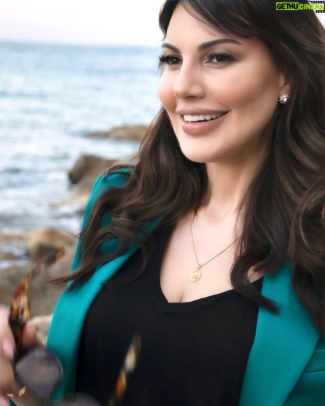 Darine Hamze - 5.5K Likes - Hello, new adventures!
2025 tips I found to stay happy 😄 Delete/ Mute/ Ignore/ Block out all the bad energy trash left from this year! Do it now 🤍♥️
نصيحة وجدتها في ٢٠٢٤ و ساكمل بها ل ٢٠٢٥ ..
احذف من حياتك من يُسمعك كلاماً لا يسرك او يحاول ان يحبطك او حتى يضجرك.
احذف من حياتك كل من يحاول تغيير الوان حياتك البهية او يبث حولك الطاقة السلبية و محاولة تشويه معالم حياتك بوجودهم بها..
احذف من حياتك من تحس انه يحسدك، سواء على مال او شهادة او رزق او حتى فرحة او ابتسامة .. احذف بلا رحمة ايين كان يحاول ان يغضبك او يحزنك وهو يمثل الطيبة وهو الصديق العدو.
احذف احذف احذف بلا رحمة.. لتدع الطيبين فقط ياتون مكانهم! 🤍♥️