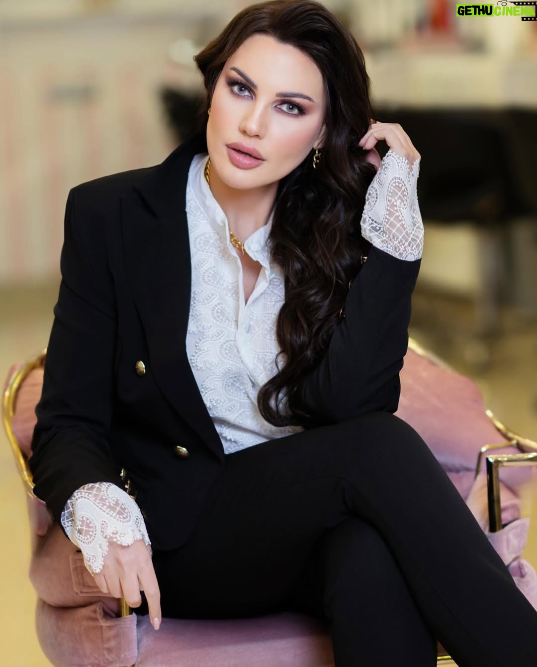 Darine Hamze - 5.5K Likes - “You accept the love you think you deserve.”
❞ لا يجب أن نرضى بالمشي عندما نشعر بشيء يدفعنا للطيران. ❝
⏤ هيلين كيلر
Istanbul 📍
(Rapunzel) عدسات by @haneennemer
مكياج / شعر @maskarasalontr
@haneennemer.boutique ستايل @haneennemer.shop
تصوير @yousraphotographer94