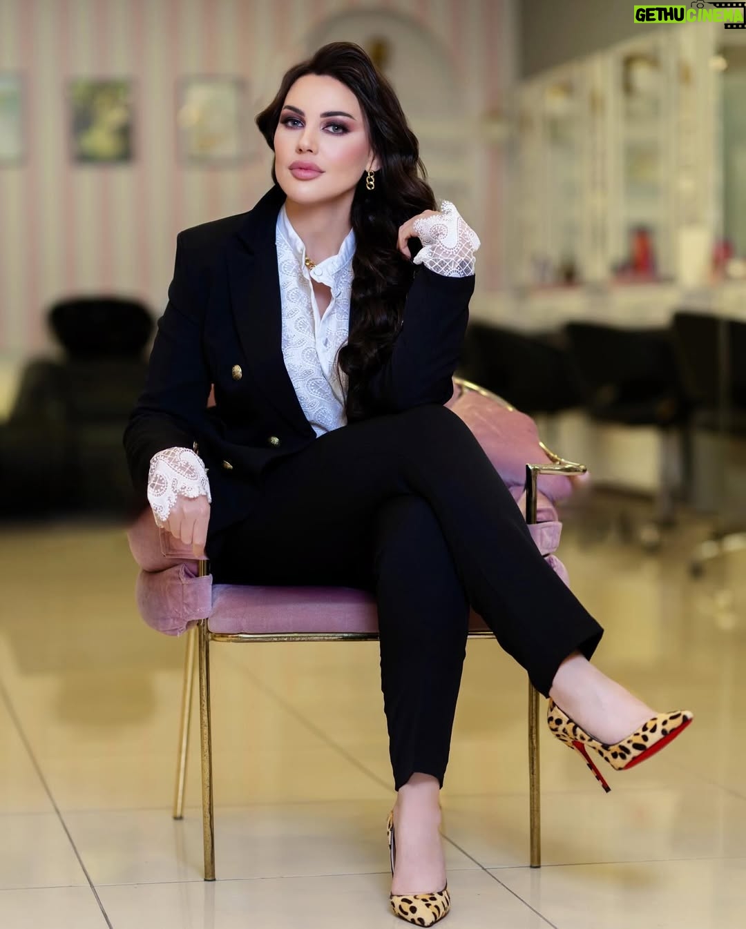 Darine Hamze - 5.5K Likes - “You accept the love you think you deserve.”
❞ لا يجب أن نرضى بالمشي عندما نشعر بشيء يدفعنا للطيران. ❝
⏤ هيلين كيلر
Istanbul 📍
(Rapunzel) عدسات by @haneennemer
مكياج / شعر @maskarasalontr
@haneennemer.boutique ستايل @haneennemer.shop
تصوير @yousraphotographer94