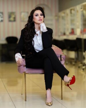 Darine Hamze Instagram - “You accept the love you think you deserve.”
❞ لا يجب أن نرضى بالمشي عندما نشعر بشيء يدفعنا للطيران. ❝
⏤ هيلين كيلر

Istanbul 📍 

(Rapunzel)  عدسات by @haneennemer 
مكياج / شعر  @maskarasalontr 
 @haneennemer.boutique ستايل @haneennemer.shop 
تصوير  @yousraphotographer94
