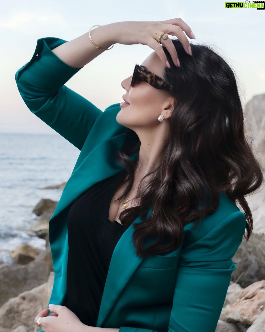 Darine Hamze - 5.3K Likes - Fake people are like mirrors, they reflect what they think you want to see. Keep them away, & stay authentic to your nature. I wish them healing &to stay miles away from me 🤣😉
لعيونكن ❤️ بلا فلتر.. بحبكن كتير (لمتابعيني المخلصين بس !🤍 والباقيين ما بهمني رأيكن 😝)
قررت اسمع للبحبوني و معكن حق صراحة للقالولي، "بكفينا المزيفين بحياتنا الحقيقية، ما ضروري نزيد فلتر للصور ونحنا اصلاً حلوين "🙏🏻❤️ صحيح.. بحبكن كتير 🥰