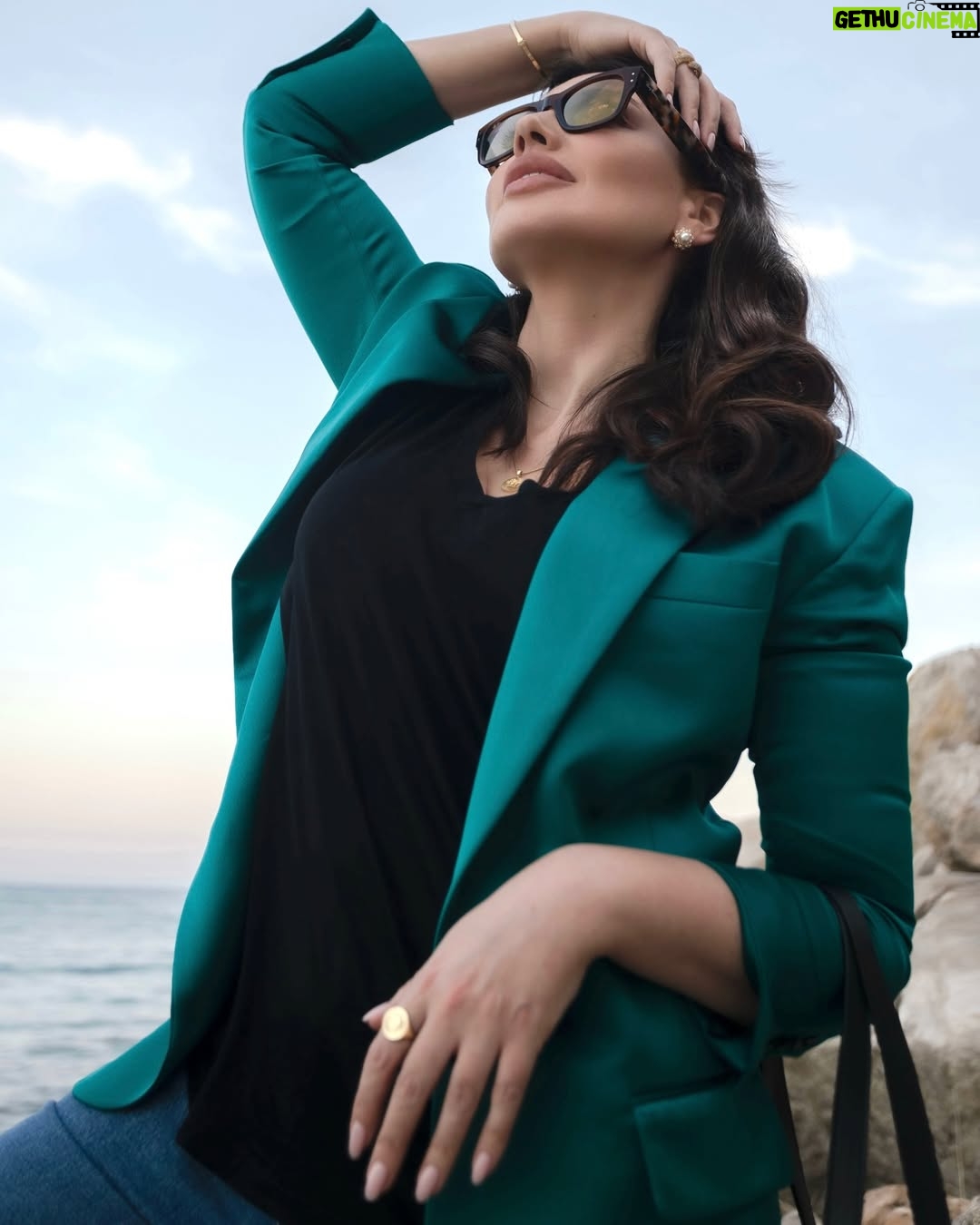 Darine Hamze - 5.3K Likes - Fake people are like mirrors, they reflect what they think you want to see. Keep them away, & stay authentic to your nature. I wish them healing &to stay miles away from me 🤣😉
لعيونكن ❤️ بلا فلتر.. بحبكن كتير (لمتابعيني المخلصين بس !🤍 والباقيين ما بهمني رأيكن 😝)
قررت اسمع للبحبوني و معكن حق صراحة للقالولي، "بكفينا المزيفين بحياتنا الحقيقية، ما ضروري نزيد فلتر للصور ونحنا اصلاً حلوين "🙏🏻❤️ صحيح.. بحبكن كتير 🥰