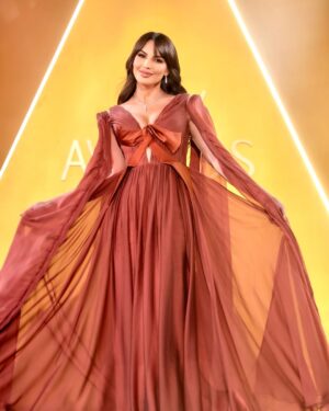 Darine Hamze Instagram - @joyawards

Many thanks to my favorite stylist @sarah.keyrouz who brought this look together ⭐️💃🏻♥️

The silky dress is by the Lebanese designer Elie Awad from @eli.thelabel 👗🤎

Sparking diamonds by @georgehakimjewellers ✨💎

Photo by @ibw1.p 📸

Makeup artist @charbel.assaf.makeup 💄💋
Hair @adhamsabri 👩‍🦰
Hair color @maskarasalontr 💇🏻‍♀️